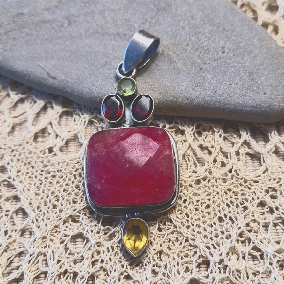 Beautifully made ruby pendant .925 Sterling Silver - Picture 3 of 4